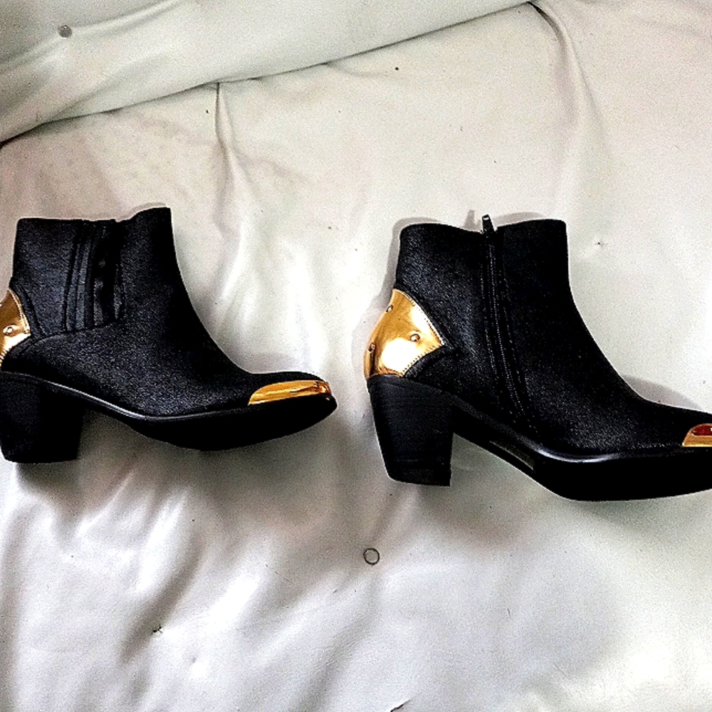 Women high heel Dark black and gold shoe
